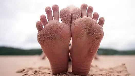 Verehre meine füße am öffentlichen strand und hol meine erlaubnis, zu kommen