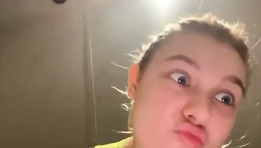 Мастурбация на публике. Скачу на дилдо. Трахаю в анал