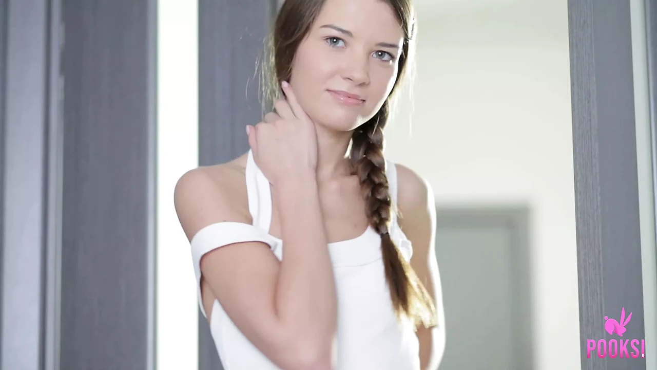 Beautiful Coed Linn Pleasures Her Shaved Snatch With Hitachi
