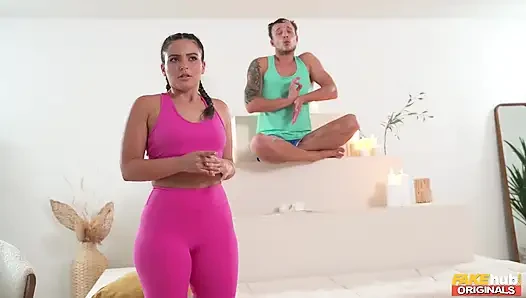 Fakehub originals - zen master pavlos disambut dengan ganas sama cewek hot rambut cokelat ariana van x dalam adegan meditasinya