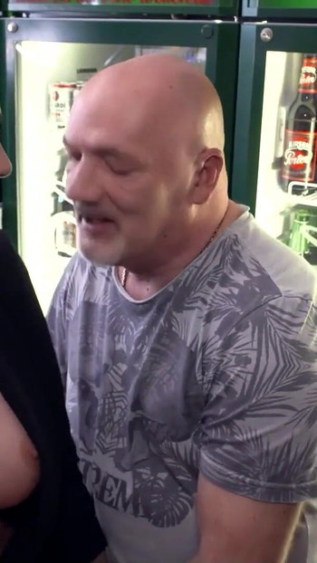 Επική στιγμή από το "OLD GUY EGON SEDUCES GERMAN CURVY TEEN MIA BLOW FOR A ROUGH FUCK"