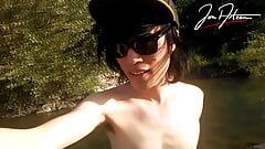 Jon arteen, chico jovencito asiático delgado bailando, striptease musical en la playa, sonriendo, mostrando el pubis completo al aire libre, porno gay