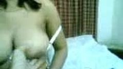 Mooie Indische Tina stelt haar borsten bloot- door Sanjh