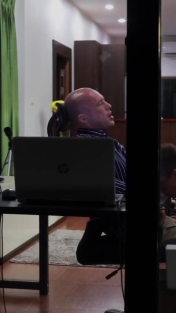 Lažni ured: Zna kako motivirati! Kolegica puši i dobiva spermu usta kraj prozora | Isječak 2