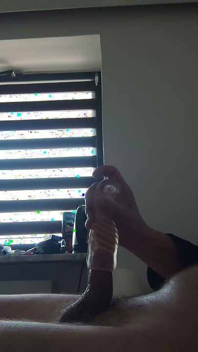 Masturbacja i twardy orgazm z fontanną spermy