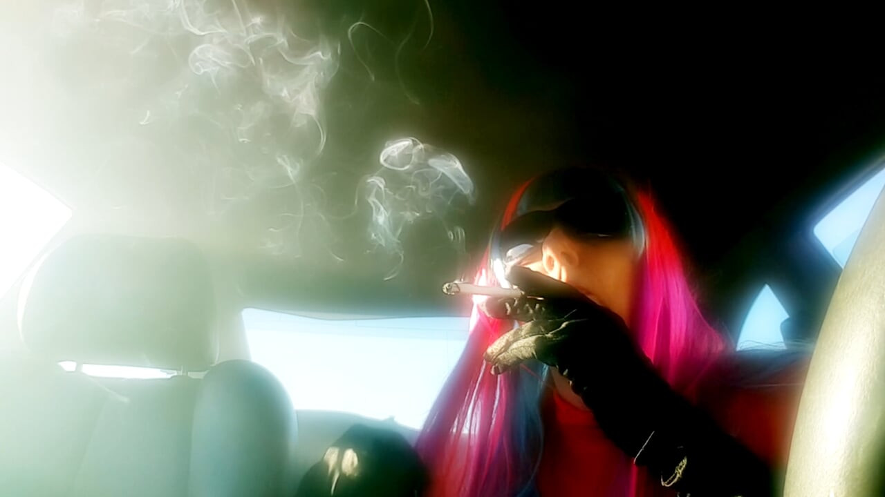 MRS. ROMAN IN HER RAINBOW WIG SMOKING A VS120 IN A LONG CIG HOLDER CD TG MATURE