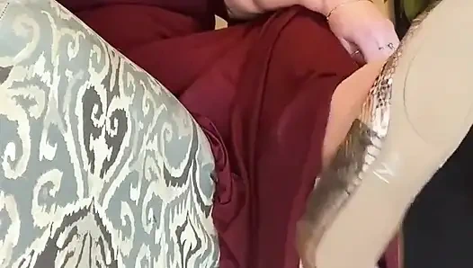 Она болтает и трясет ее ступней, пока инструктирует вас кончить - часть 1 из 2