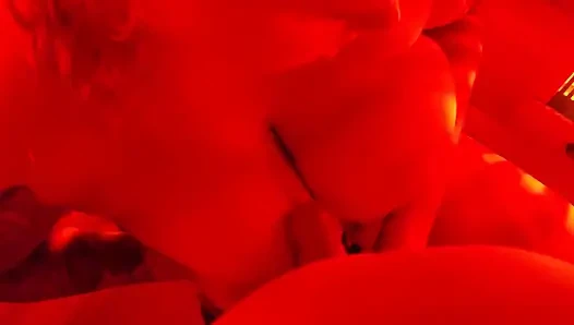 Ein Fremder Erwischt Mich Beim Masturbieren in Einer Öffentlichen Sauna Und Schließt Sich Seinem Riesigen Schwanz an.