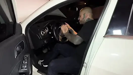 Er bezahlt mich für die Reparatur des Autos mit einem Russen zwischen seinen riesigen Titten