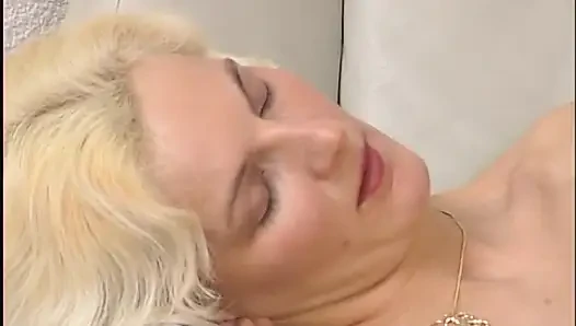 Seksi kız kanepede canavar bir yarak üzerinde amını sektiriyor ve ağzına boşalıyor