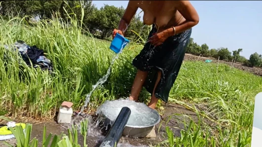 Adik tiri desa india mandi bareng-bareng di lapangan terbuka sambil mandi sambil bugil di hutan, kakak ipar diam-diam