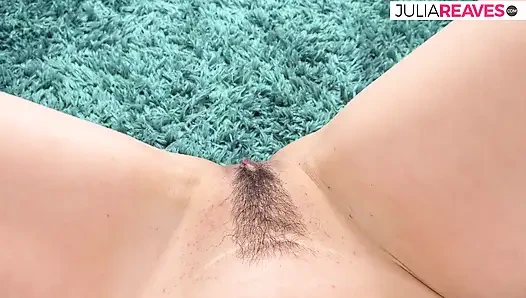 Jasmin bückt sich, um ihre perfekt rasierte muschi zu zeigen, während sie yoga macht