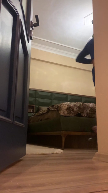 Mesti berkongsi detik dari "ibu tiri saya membersihkan bilik kemudian membuka pakaian dan mandi"