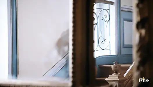 Хорошенькую юную крошку трахает на лестнице возбужденный мужик