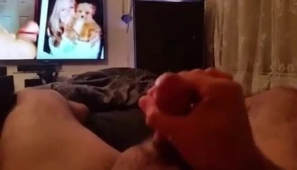 Sborro con il mio bambino sullo schermo della TV
