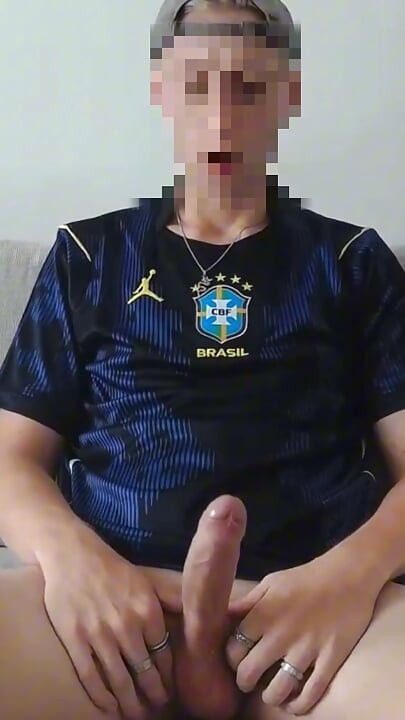 Irmão safado é flagrado batendo punheta depois do treino de futebol