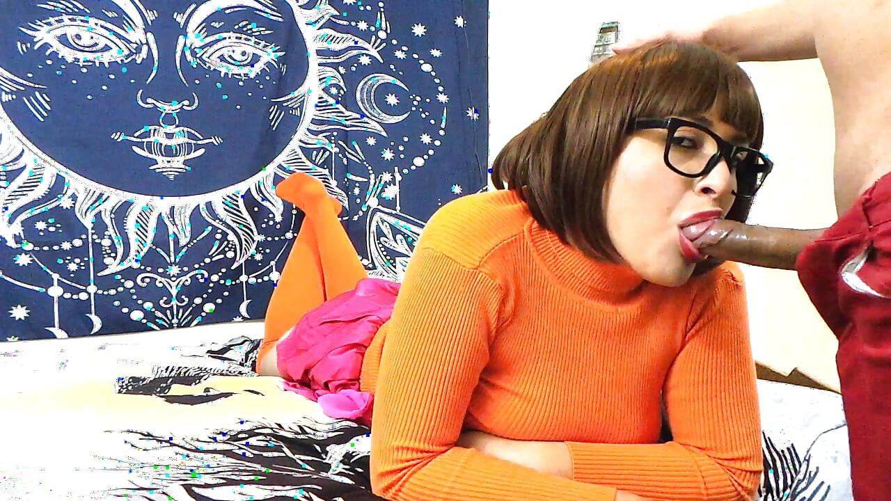 Velma отсасывает у незнакомца