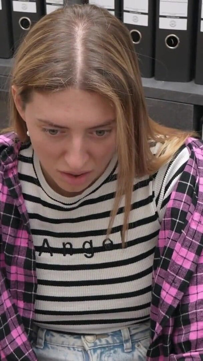 HUNT4K. 2 lesbian Rusia panas ditemuduga kerja dan mengalami pengembaraan seksual dengan orang asing | Klip 2