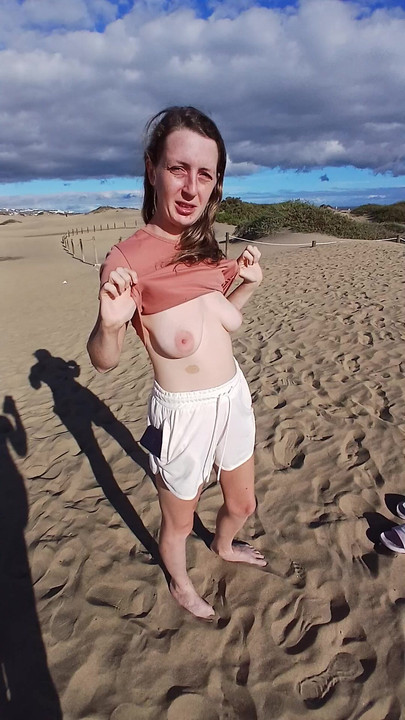 وميض الثدي على الشاطئ