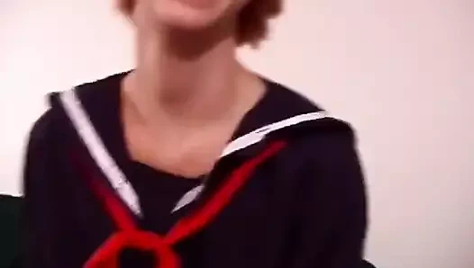 Remaja pirang ramping menunggangi kontol