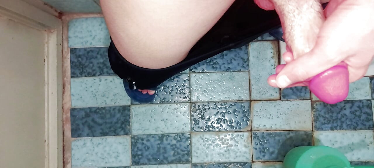 Horny solo jerk off in the toilet - ending with a hot cumshot💦