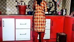 Nokrani Ko Nehlane Ke Bad Chod Diya pembantu rumah India panas berkongkek selepas mandi 8.4