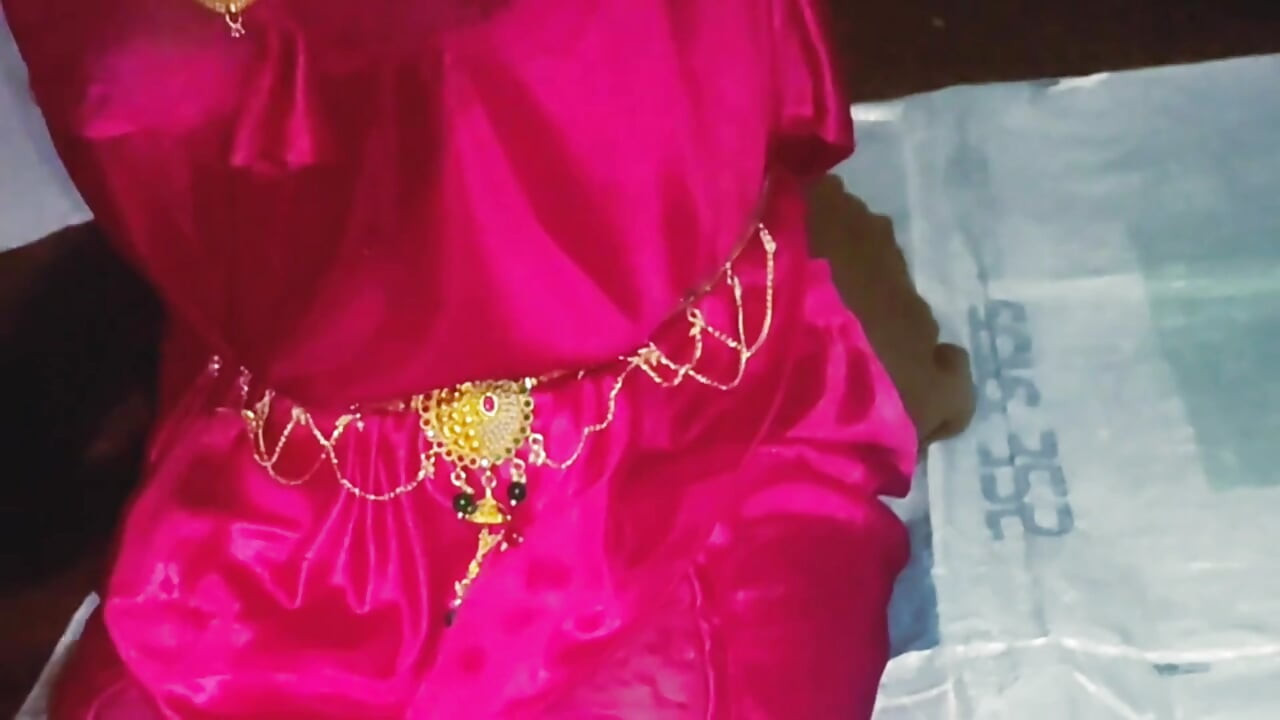 Brother-in-law made a doggy and fucked a sexy sister-in-law. He went to Sula's sister-in-law's room and climbed naked. Tearing her delicate with a desi