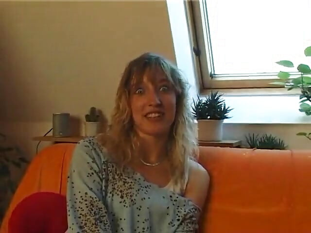 Schöne blondine mit gepiercten titten reibt beim casting ihre muschi