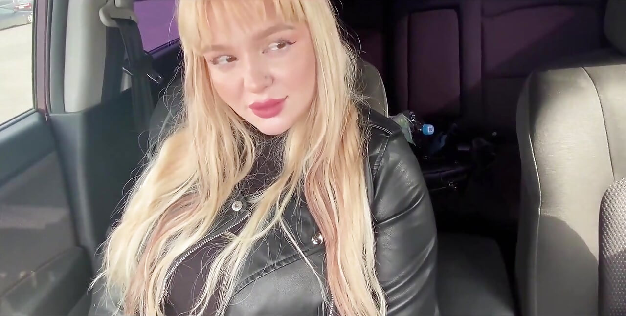 Stranger Gives a Spontaneous Blowjob in the Car