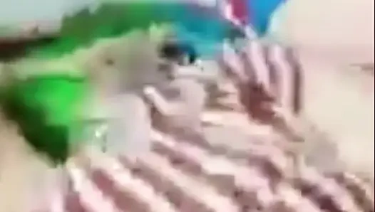 Мачеха Sanjay мастурбирует от стонов