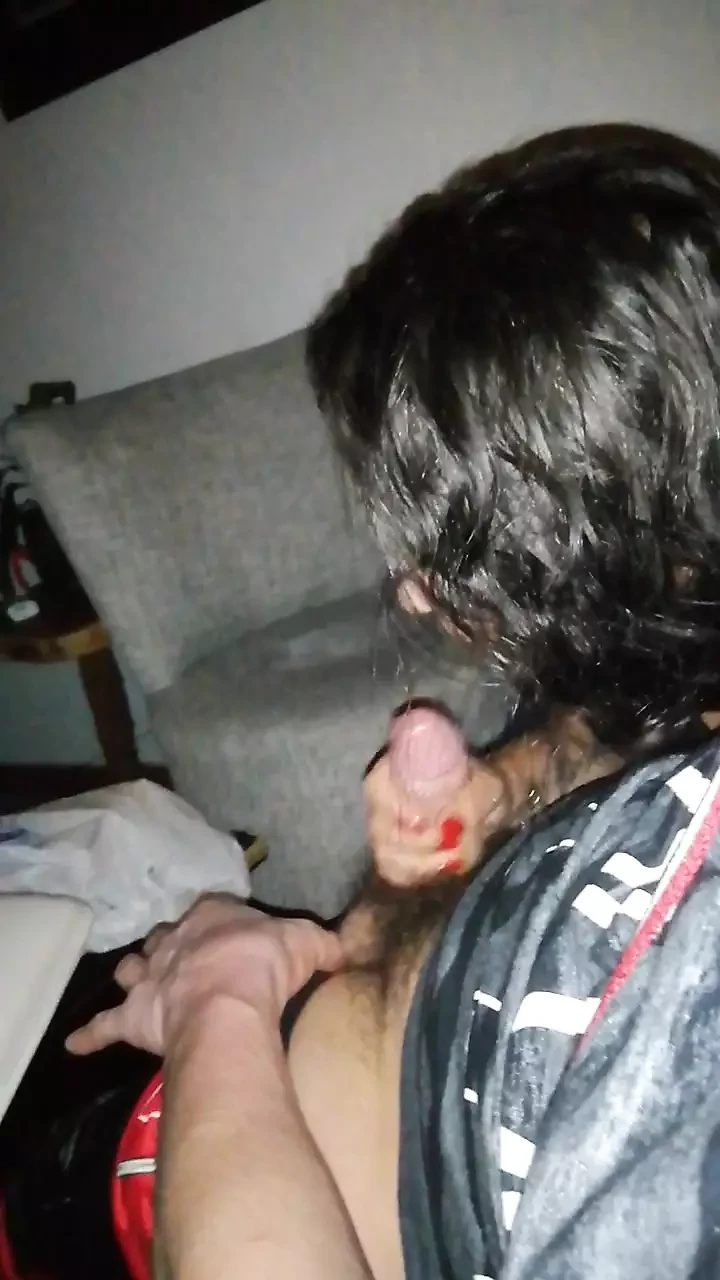 Il mio migliore amico beve il mio latte mentre stiamo guardando un film