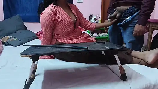 Die lehrerin bestraft ihren lieblingsschüler wegen frecher tantarum mit einem stock