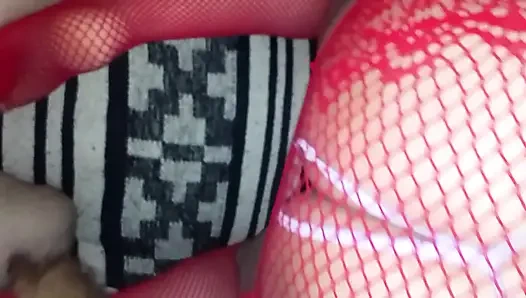 Aku fingering pacarku dengan gaun jala merahnya