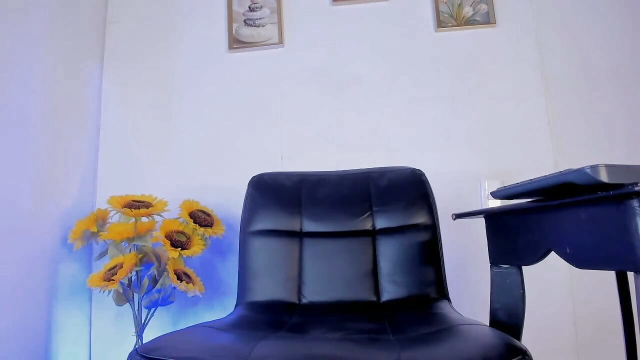 Xarabliz Mistress Dominante Masturba Su Polla Blanca Latina En Vivo