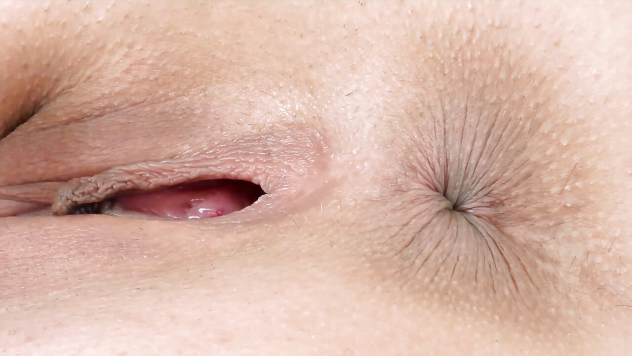 Con đĩ lưới cá giãn mông bằng dildo dày