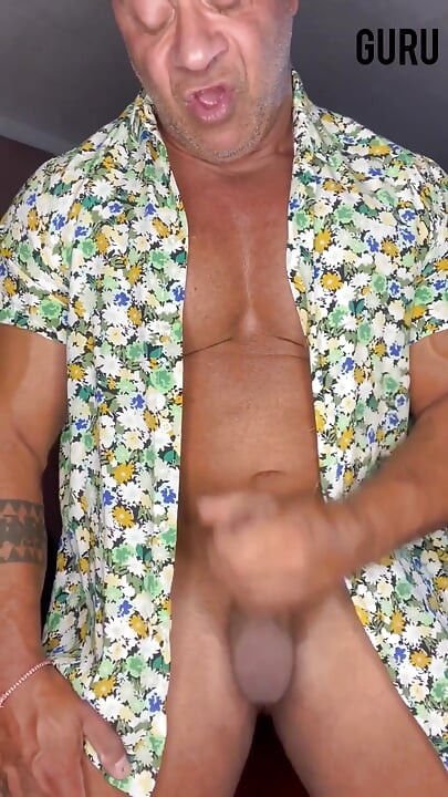 Ljetna košulja drkanje. Bodybuilder Mrguru