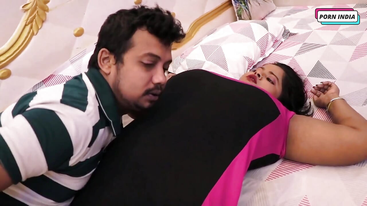 Fată sexy cu țâțe mari face sex romantic dur cu un străin