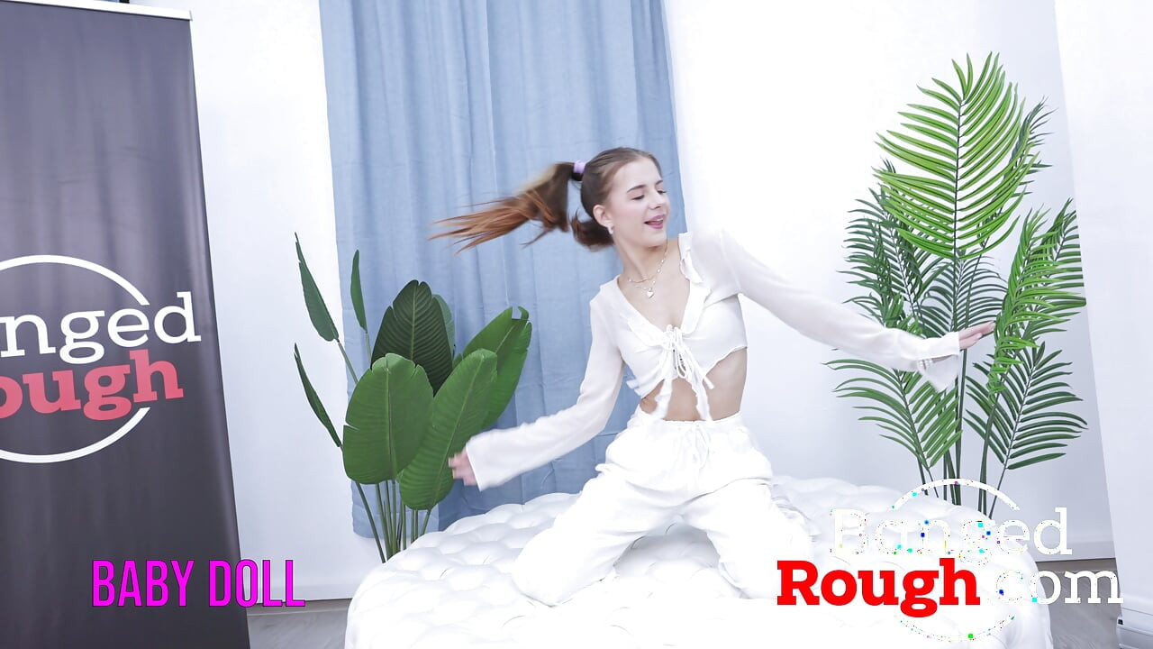 Baby Doll dobiva analni gangbang do samog dna