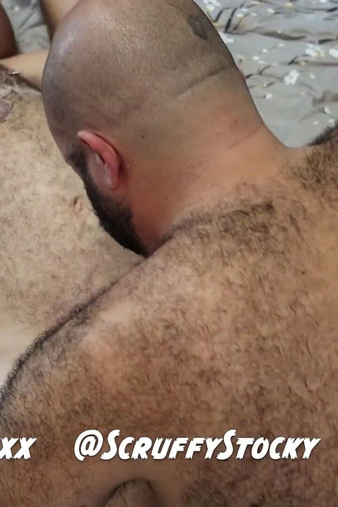 หมีขนดกทําลายเย็ดหมู่สามคนสามคน