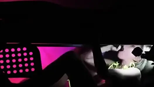 Krystal ve Kyla sağım masasında büyük siyah bir yarağı çifte sikiyor