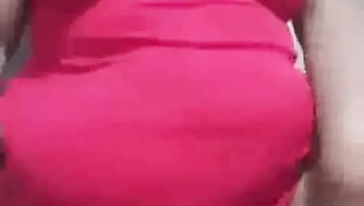 Gel ve iç çamaşırımı çıkarmamı ve seksi gecelikimi büyük kıvrımlı tombul bir zevkle takmamı izle