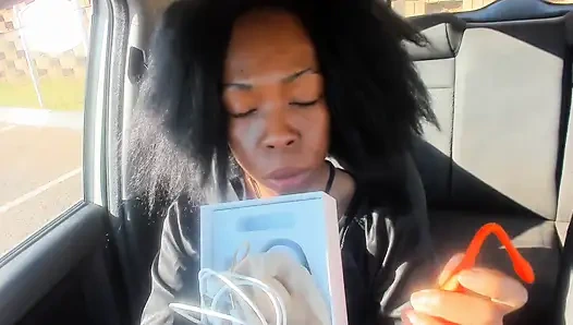 Mainin memek liliku pakai vibrator di luar ruangan