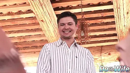 Ateşli evli kadın Aimee Addison kocasının önünde gibi sikiliyor