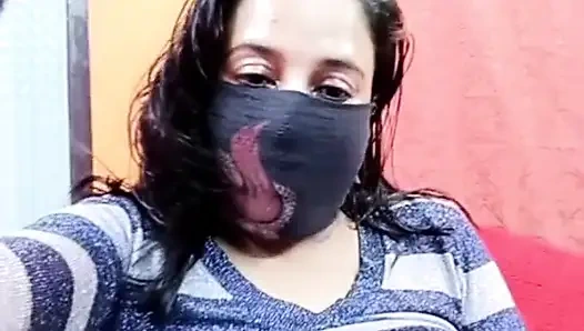 Сегодня, разговаривая по видеозвонку, я показала свою киску и стала полностью обнаженной и выпустила всю воду.