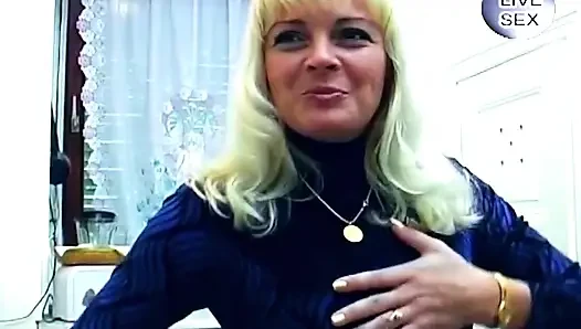 Sarışın yanan mumla ıslak amcığı azdırıyor