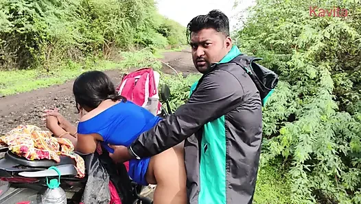 Desi indische Marathi Kavita bhabhi (Vahini) fickt im freien im dschungel im doggystyle mit blauem sexy kleid und schmutzigem blowjob