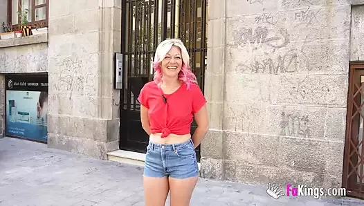 NO SUMMER WITHOUT KISS: Sandra seduces and kisses random men (And women) at the street!