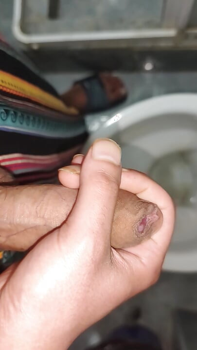 सुंदर ट्विंक टॉयलेटमध्ये हातमैथुन करते