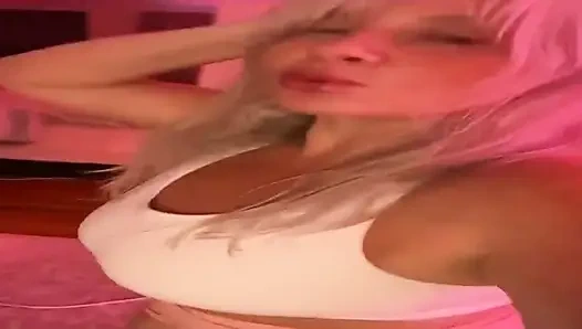 Иногда девушке нужно потанцевать! Лол твоя очередь показать мне несколько ходов.?