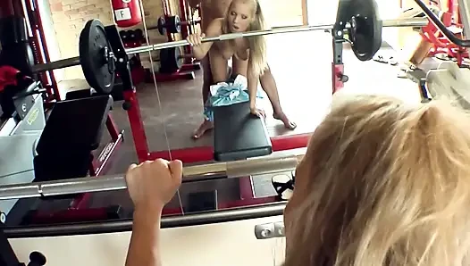 Fitnessstudio-schlampe hart gefickt auf bank drücken pOV